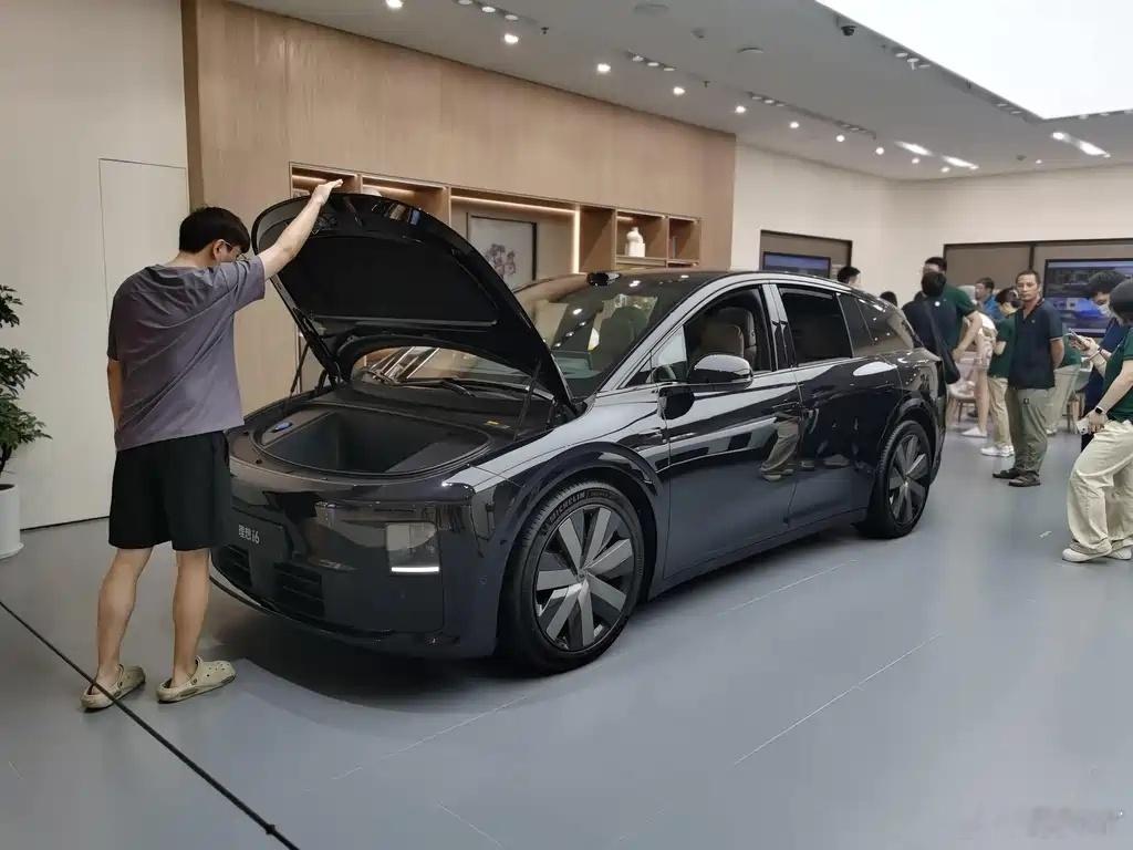 理想i6的实际车身设计相较于图片显得更为震撼，展示的车型配备了21英寸的大轮毂和
