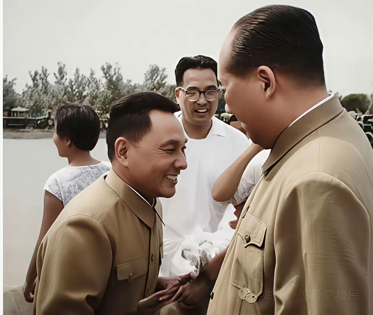向中国人民的英明领袖毛主席致敬，向老一辈无产阶级革命家致敬。