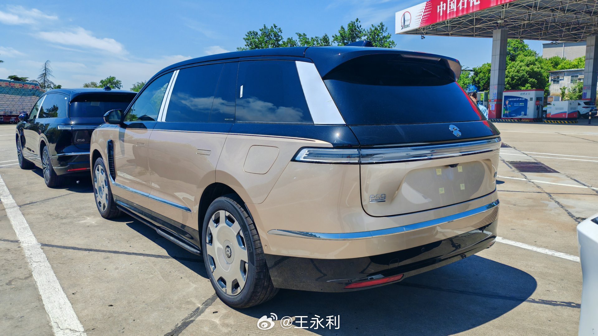服务区遇到换板车的ES9气场确实强大金配紫的双色车身悬浮Logo搭配大饼轮毂让气