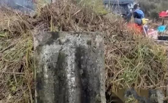 有些事儿，真的就是冥冥之中注定的。
贵州一个大姐，扫墓的时候，顺手扒拉开一个野坟