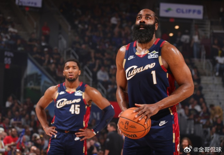 NBA常规赛，骑士106-114惨遭76人逆转。本场比赛，骑士首发外线组合哈登（