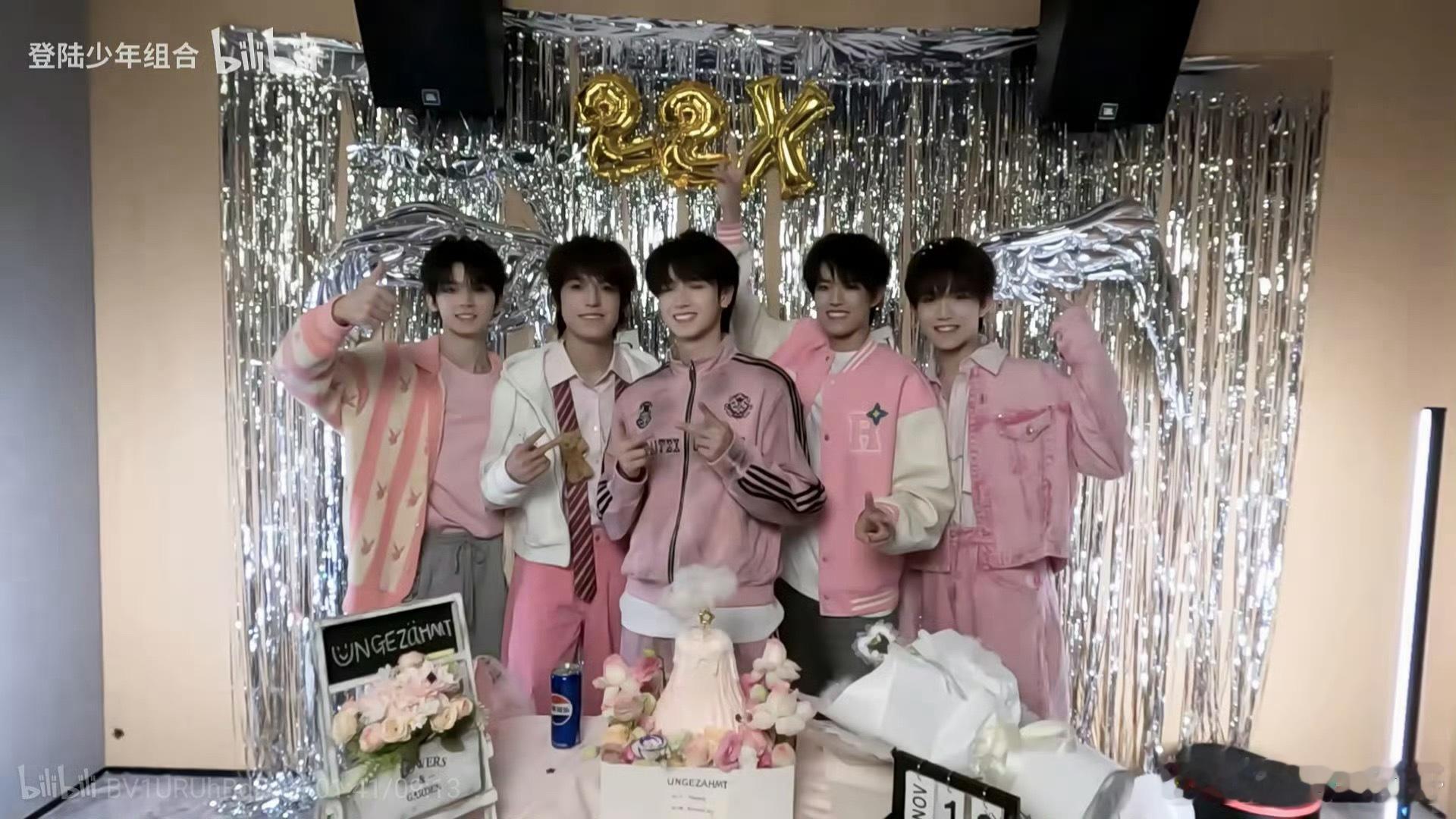 登陆少年团这个后面置景还不如我朋友过生日的背景好看