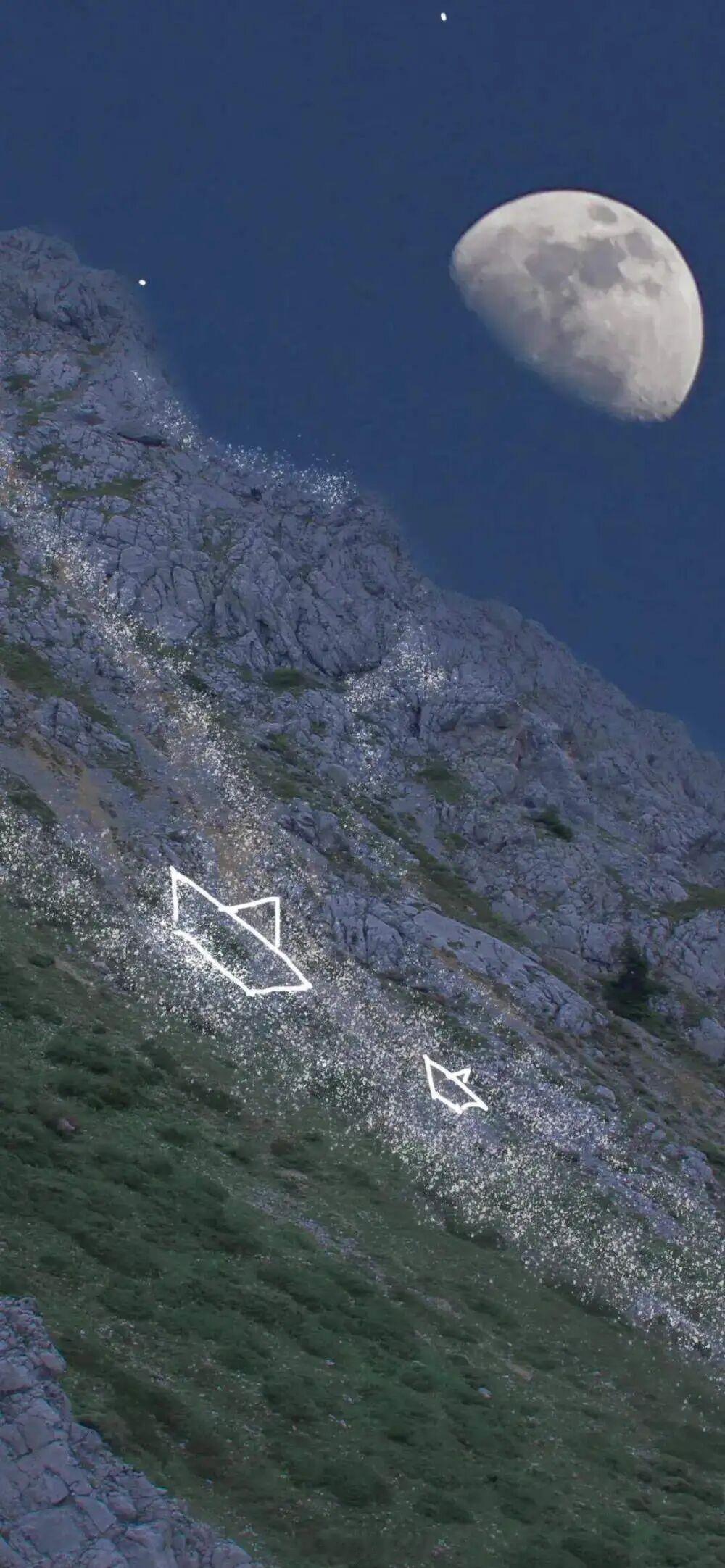 苍天和大地是两面巨大的合十的手掌我们在其中，都被祝福。——梁书正《群山祈祷》早安