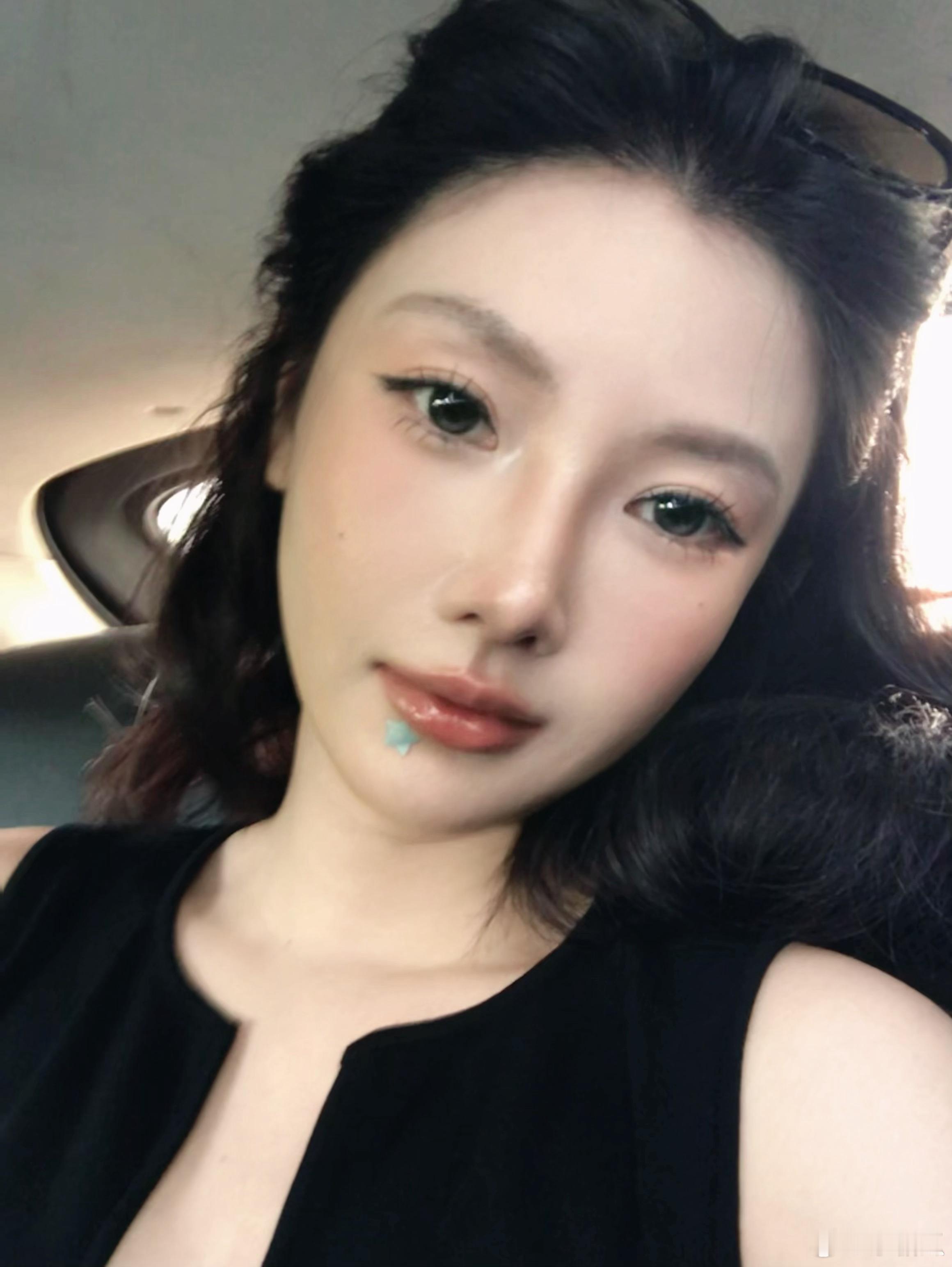 我今天用了双子星 免胶款很牢很方便哎！！我不能没有下睫毛还有上睫毛 