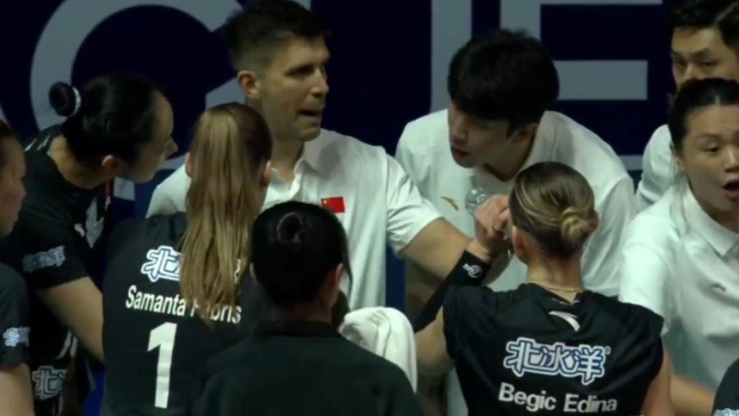 北京女排亚冠2:3惜败杰特苏女排，八进四被淘汰，之前轰轰烈烈换教练，临时引又进国