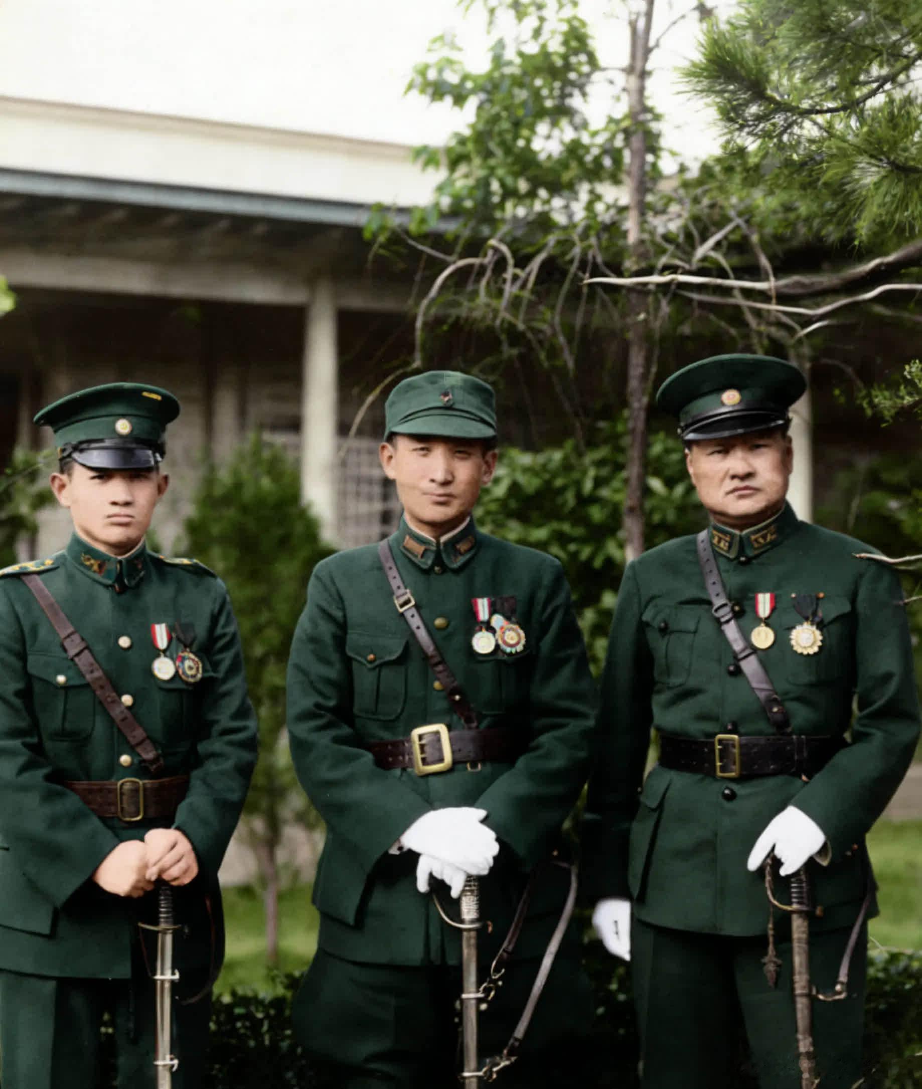 老照片中的历史：受勋仪式上的三位将领。一二八会战后，张治中（中）和俞济时（左）、