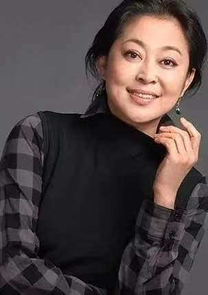 倪萍家包括保姆一共5个人，但她每天做4只海参，保姆没份。倪萍姥姥说：“你个傻子，