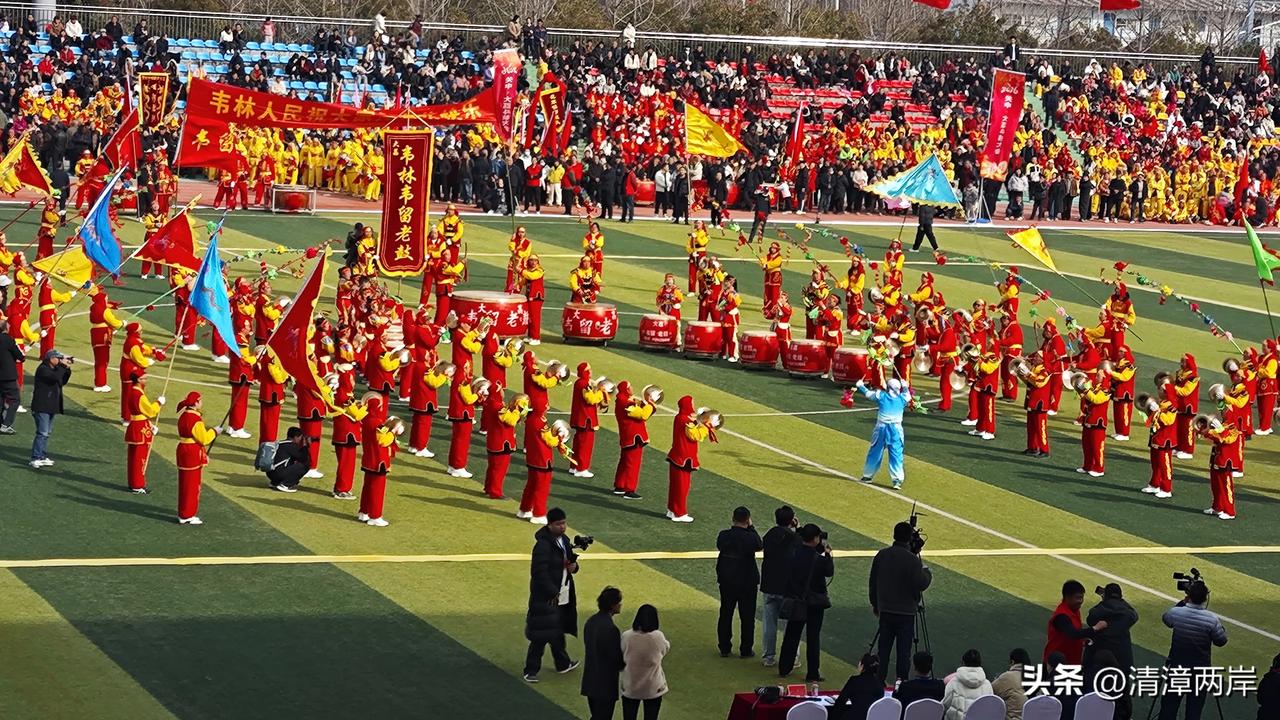 昨天在陕西大荔观看了一场斗鼓大赛，没想到现场来了这么多人。斗鼓表演十分精彩，让观