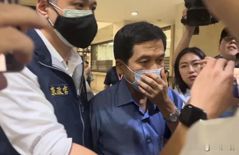 涉图利京华城   台北市前都发局长转列被告500万元交保

检方为追查柯为哲是否
