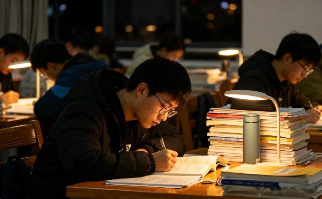 「青」的千年意境～本周末汉英翻译最难点中文：汉字之中，有一字意境浩瀚、无可外译，
