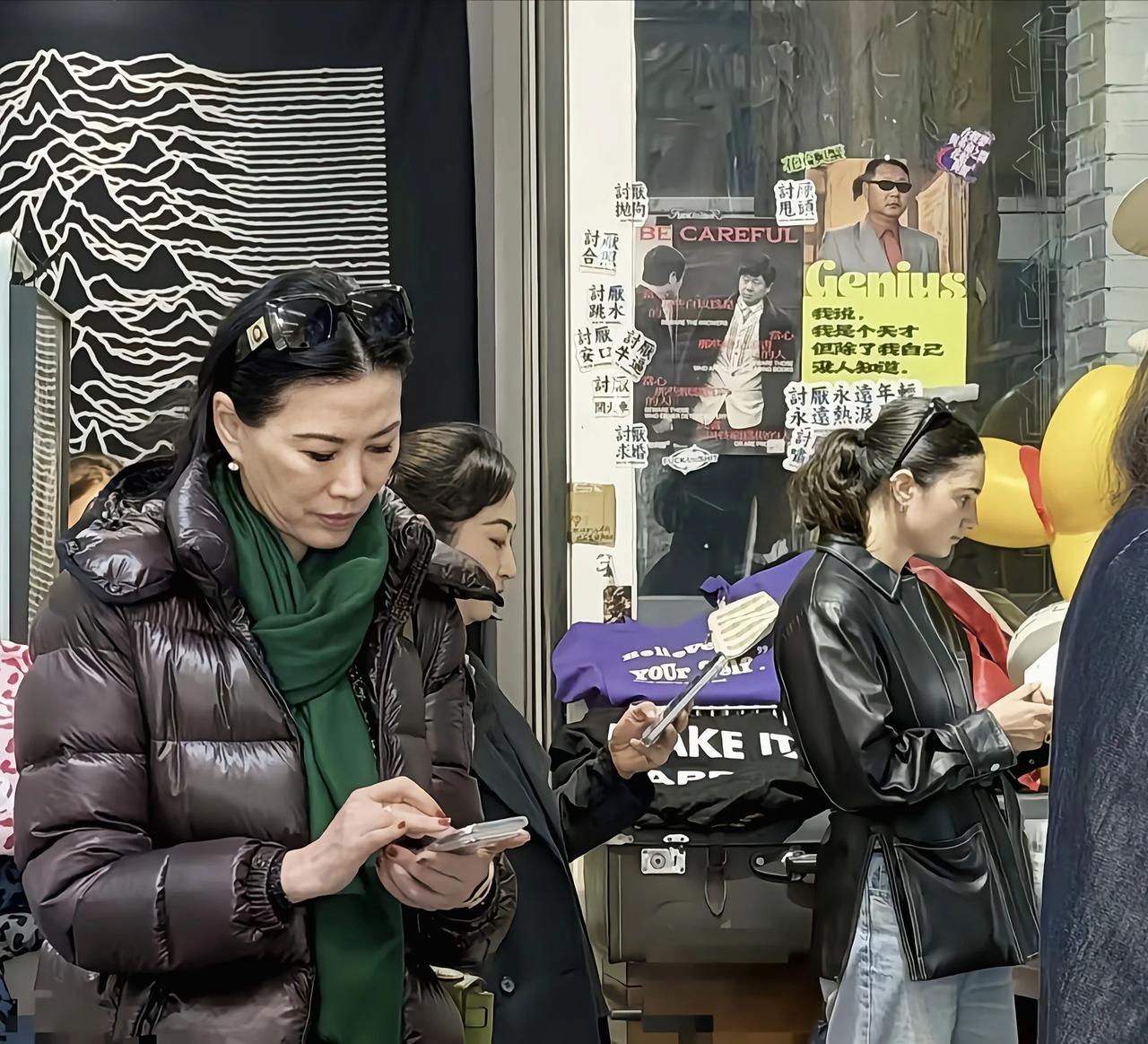 邓文迪现身北京，漂泊半生形单影只没人陪伴，能活成这样也很难得

邓文迪最近在北京