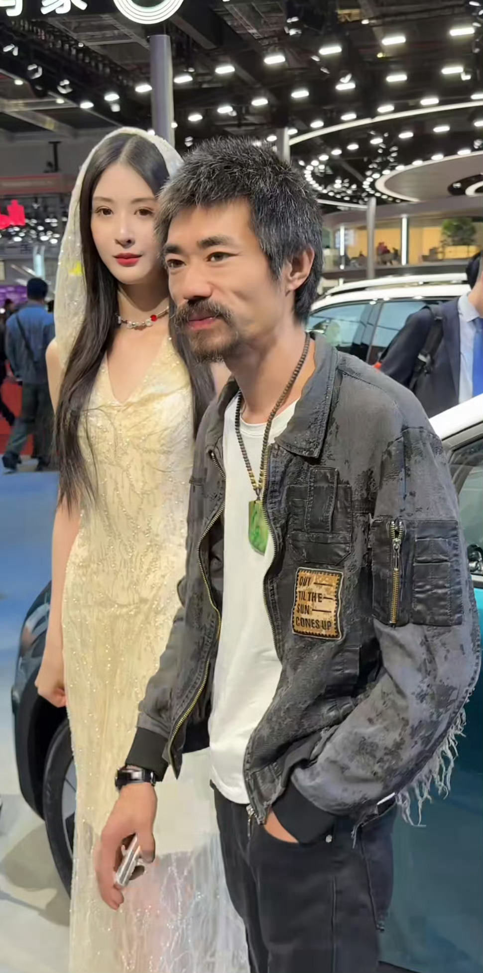 能看出来这车展的哥们一身下来500多个w ​​​