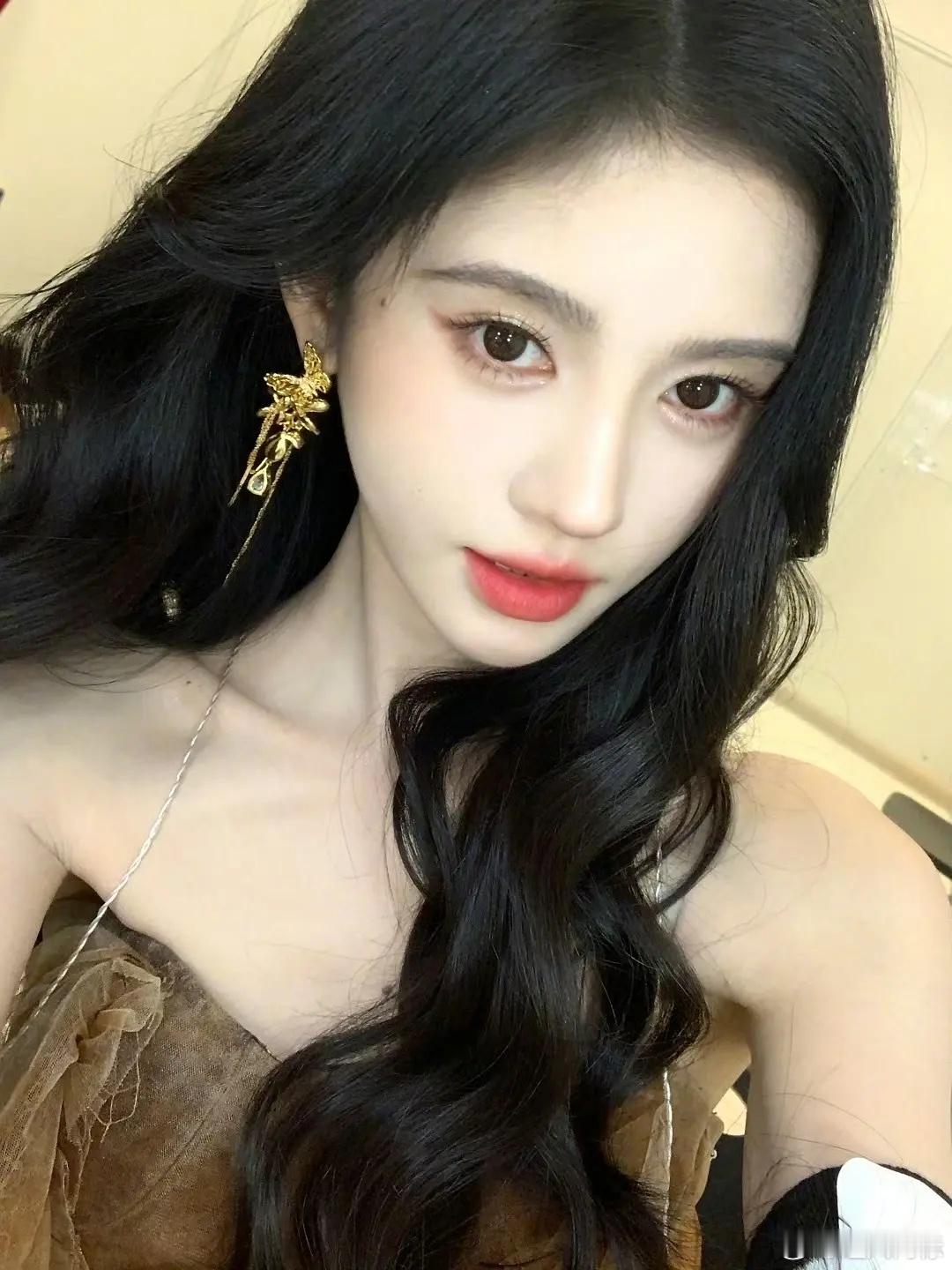 鞠婧祎眼睛真的很好看，剧里情绪表达也特别好，每次眼神变化都很明显，接一双这样的眼