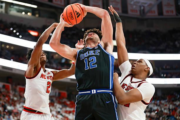 全美头号种子杜克大学以93比64轻取了主场作战的北卡罗来纳州立大学。本场比赛后，