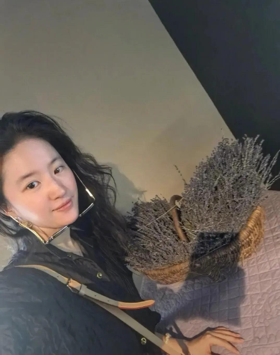 有几个女明星敢和她一样？

还真是有颜任性啊！

37岁刘亦菲最新的晒出的全素颜