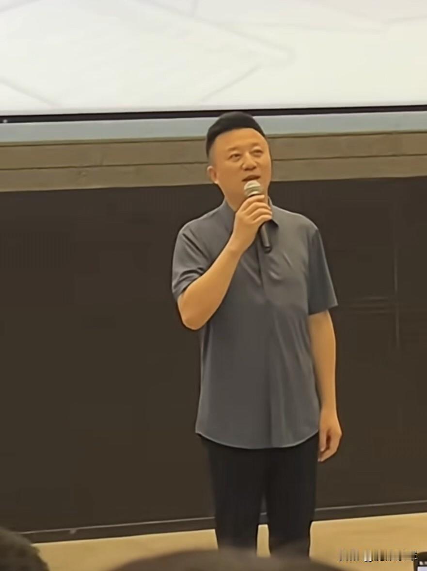 2025年9月‌，央视名嘴、《新闻联播》主持人潘涛以54岁年龄考入上海戏剧学院攻