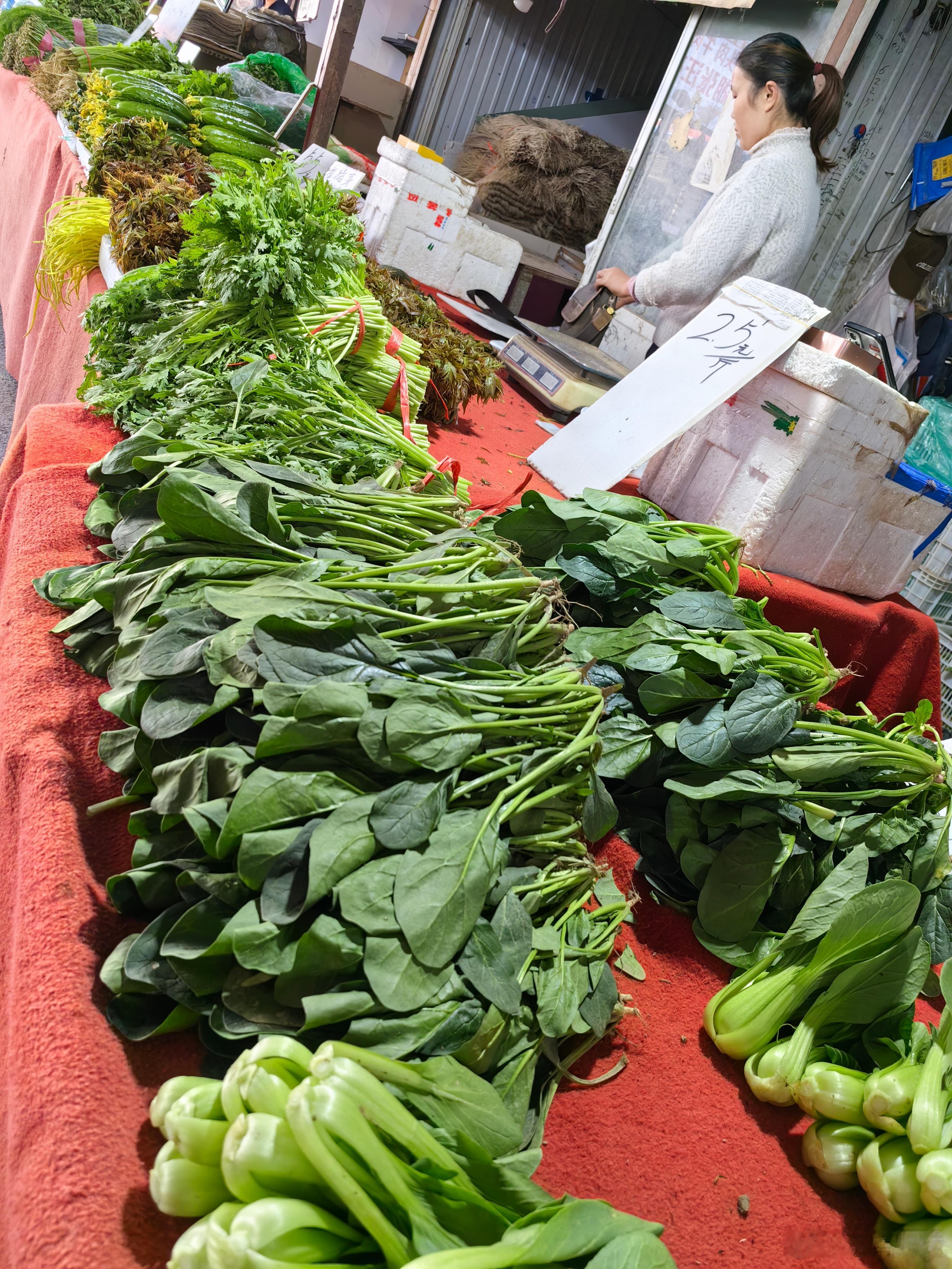 #赶集# 图一的菠菜比图三的菠菜品质差一些，图三那真是根红叶肥也嫩，买了两斤；图
