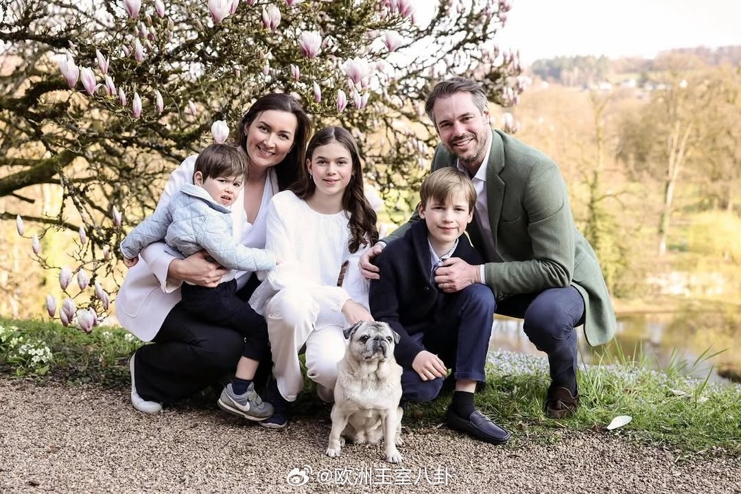 3.21 卢森堡二王妃克莱尔庆祝41岁生日，俩大的越长越像她 