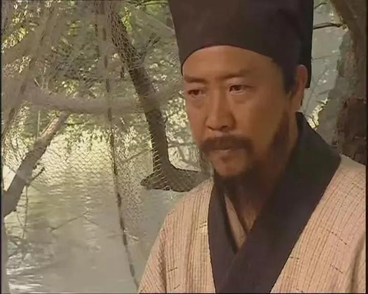 梁山有正副两位军师：吴用、朱武。征方腊时，吴用跟宋江，朱武跟卢俊义。很多人认为吴