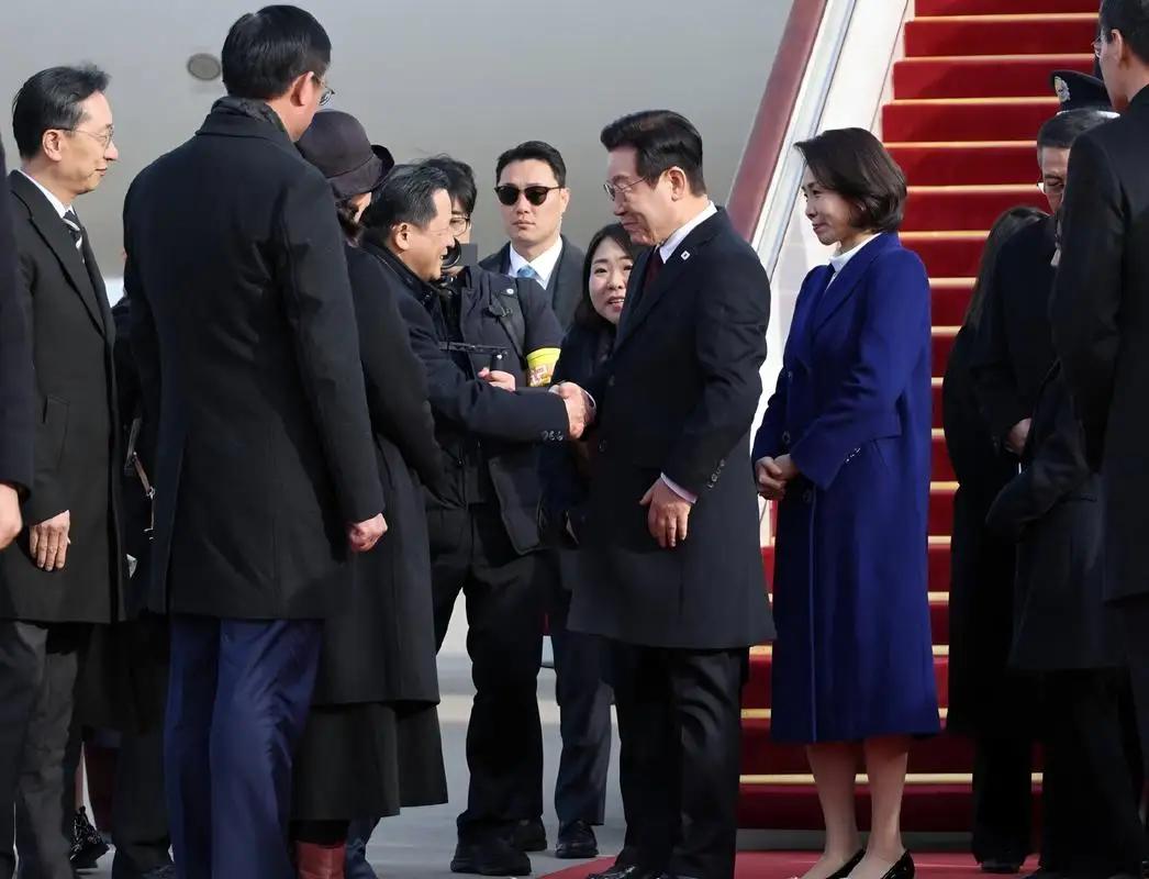 上个月西双版纳泼水节，一个姑娘被一群男的围在路中间。她连连摆手说不要，那些人跟没