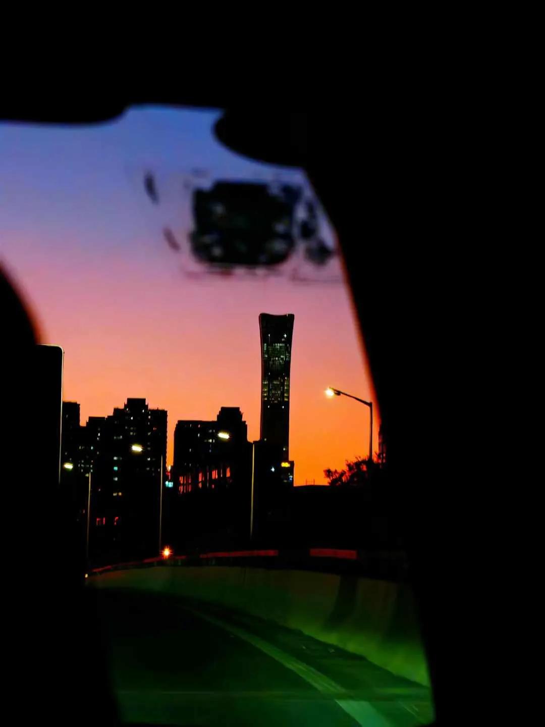 北京最高建筑中国尊的夕照构图，竟然别有洞天~