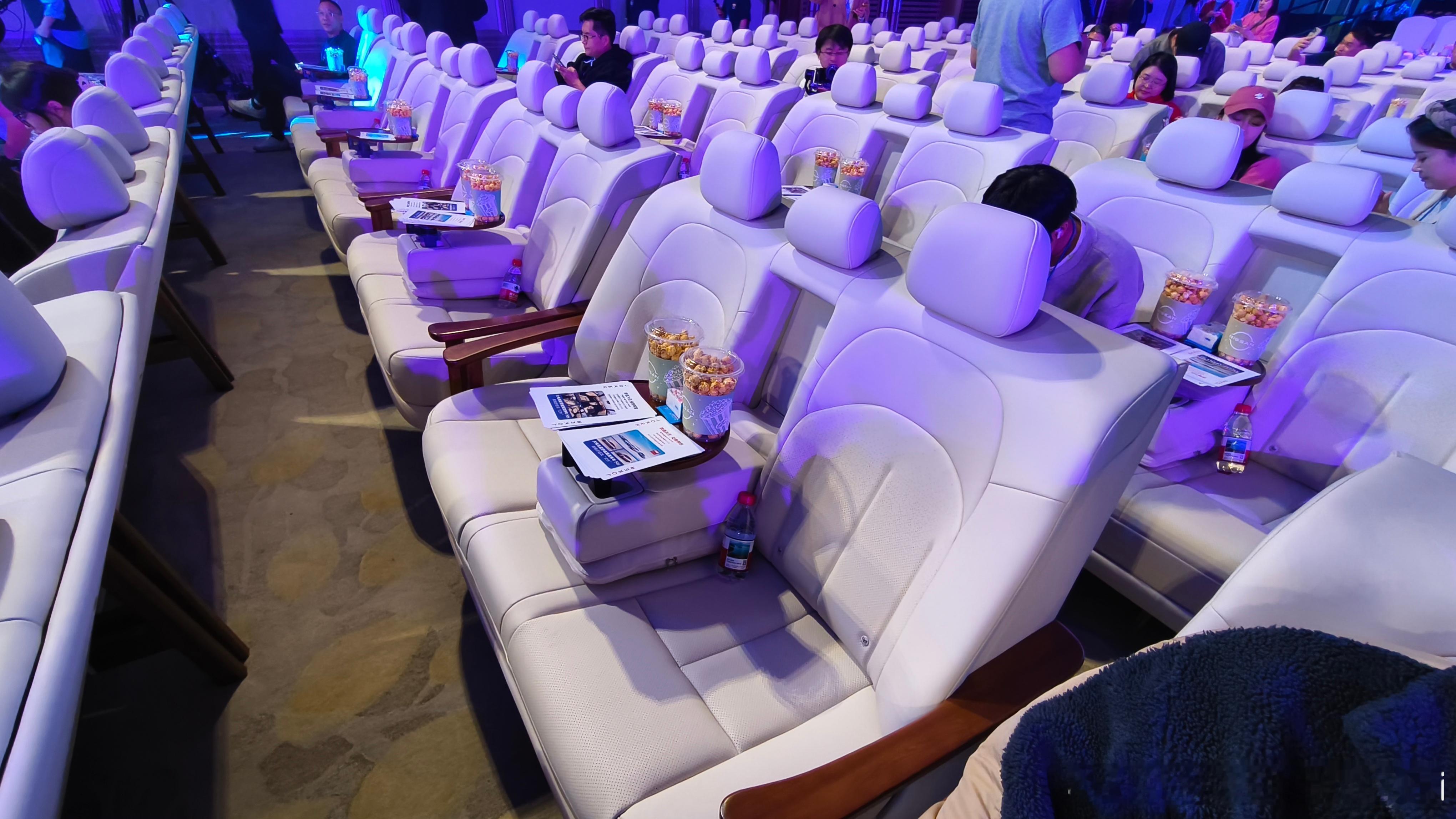 百万级后排大沙发东风日产N6东风日产N6这“百万级后排大沙发”真不是吹的，不愧是