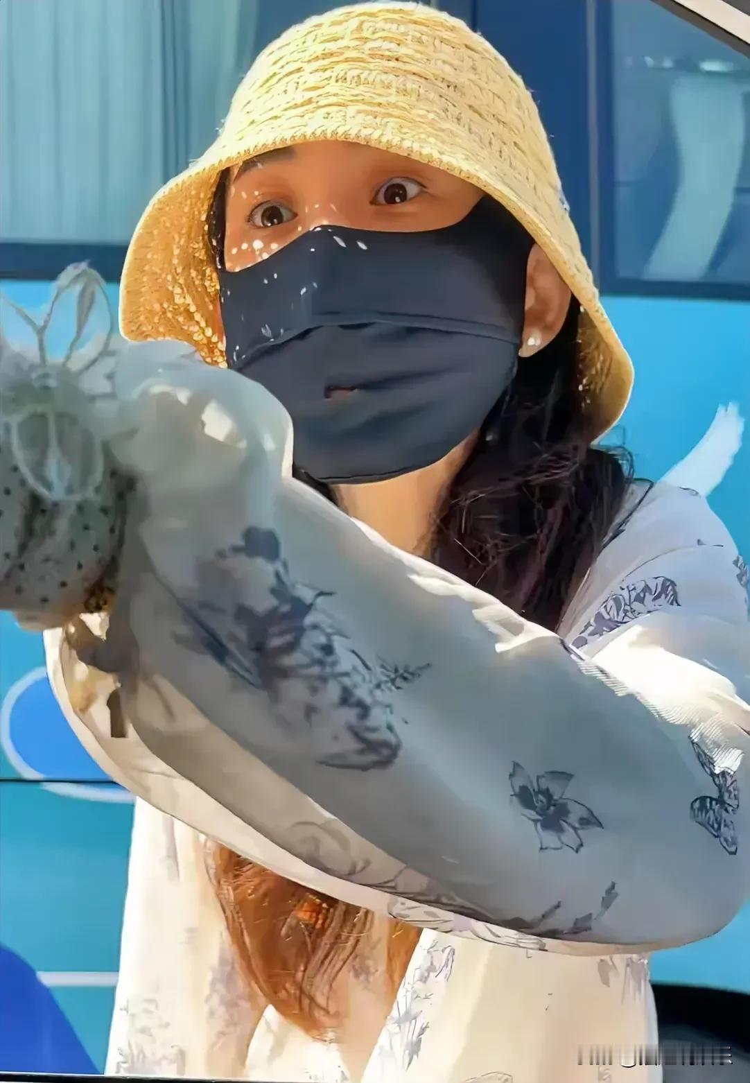 我终于理解为何这位男司机在遭受耳光后选择了隐忍未还手：

他正从事民宿经营，车内