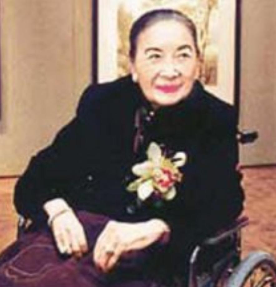 2003年，106岁的宋美龄在美国纽约逝世。她晚上逝世，第二天就被人从公寓里面用