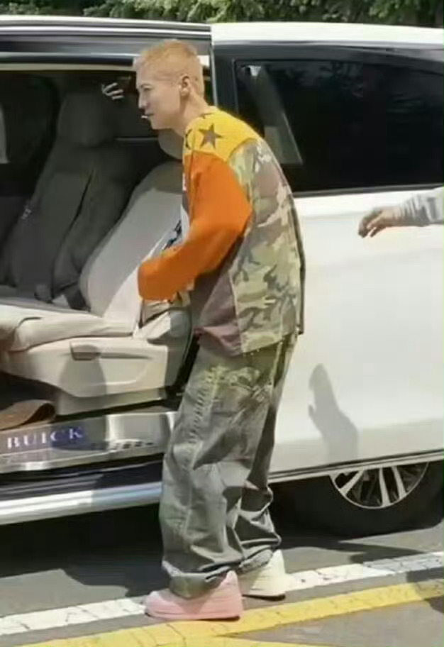 鹿晗 果然人老了干啥都心酸呐🥹我也想关注一下老人，但发现关注不了，咋回事呢，鹿
