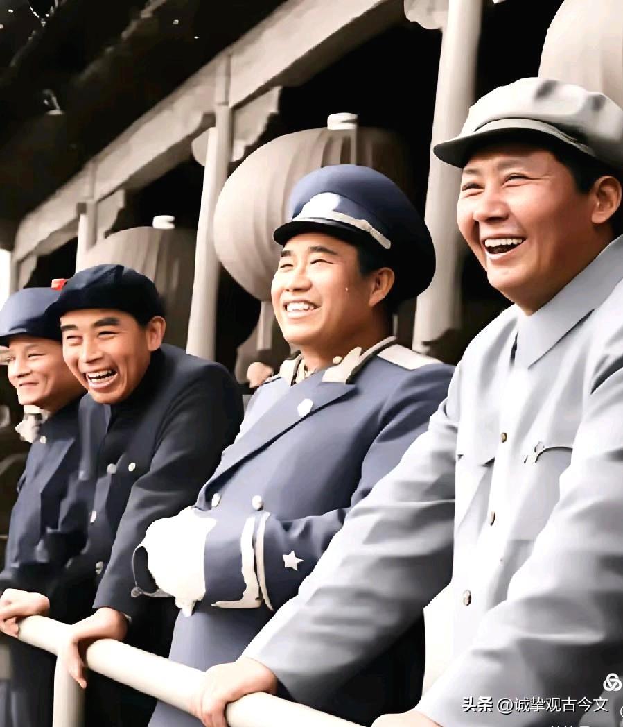 毛主席、朱德、周总理等在天安门城楼上