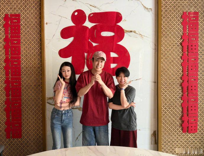 小沈阳祖孙三代共用一张脸小沈阳晒妈妈年轻时候照片 母亲节高能晒照！小沈阳曝光妈妈