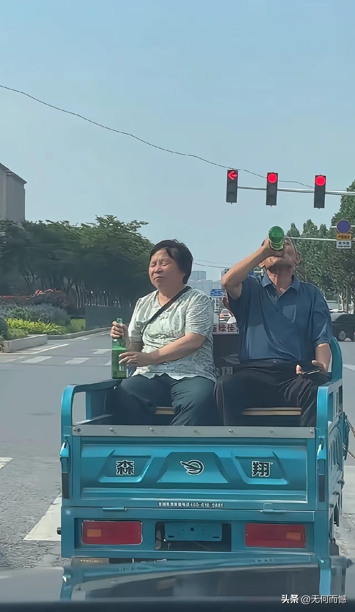 这个大叔大妈，在三轮车上就开始喝起了啤酒，这生活很滋润，很惬意呀，难得有这份心境