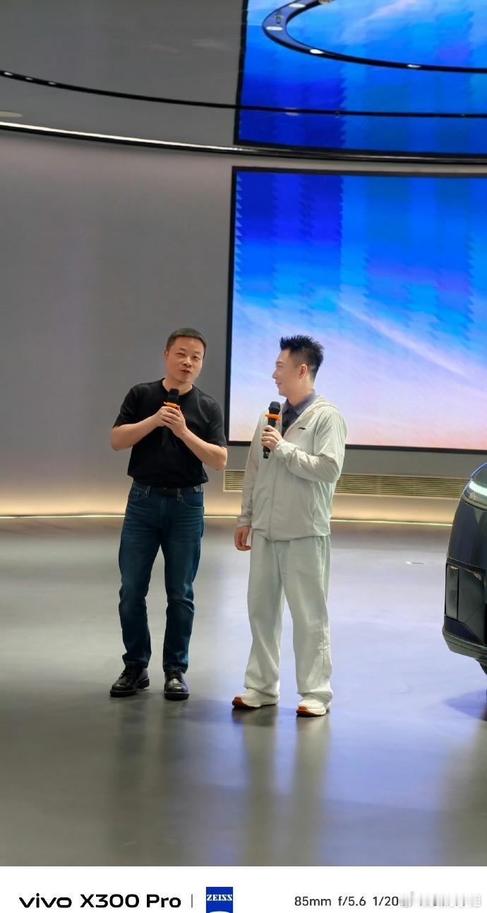 小鹏给小鹏交付小鹏  哈哈这个名场面也太有趣了。何小鹏亲手给奥运冠军李小鹏交付小