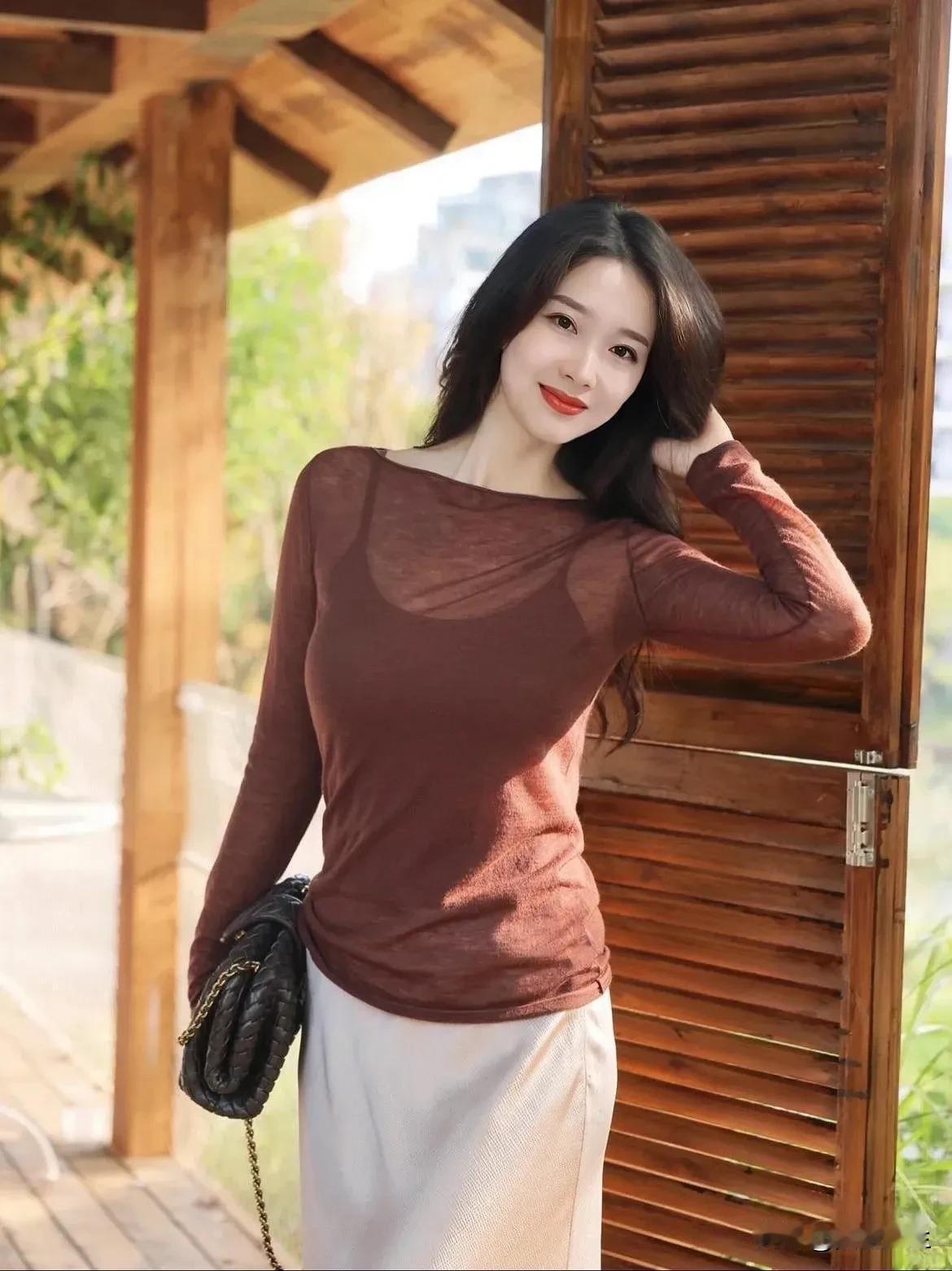 这姑娘在木门边自拍，
好有气质！