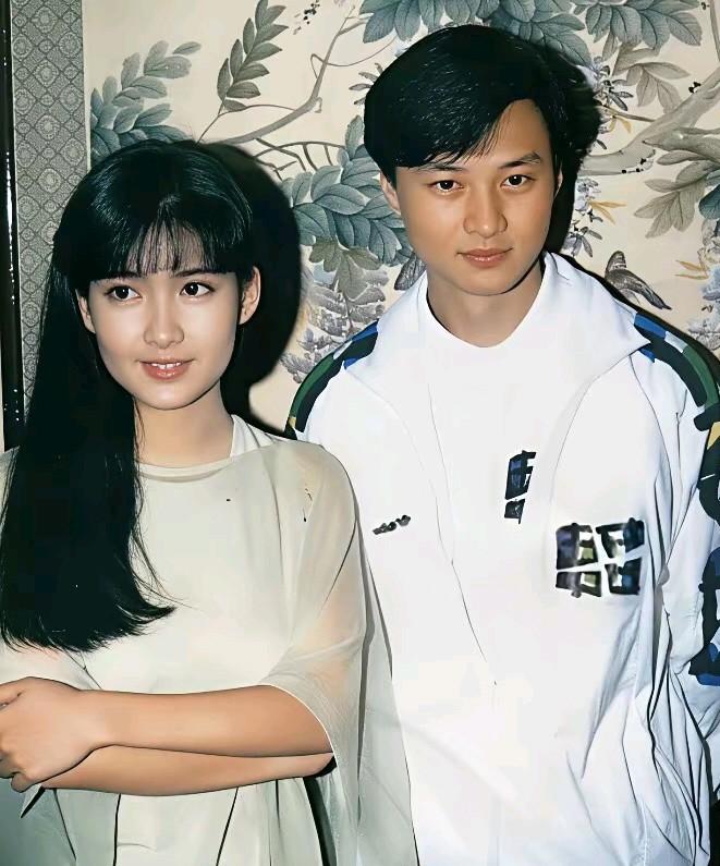 周慧敏与倪震年轻时候的样子，真的是俊男靓女的搭配！

据说，他俩是一起主持节目认