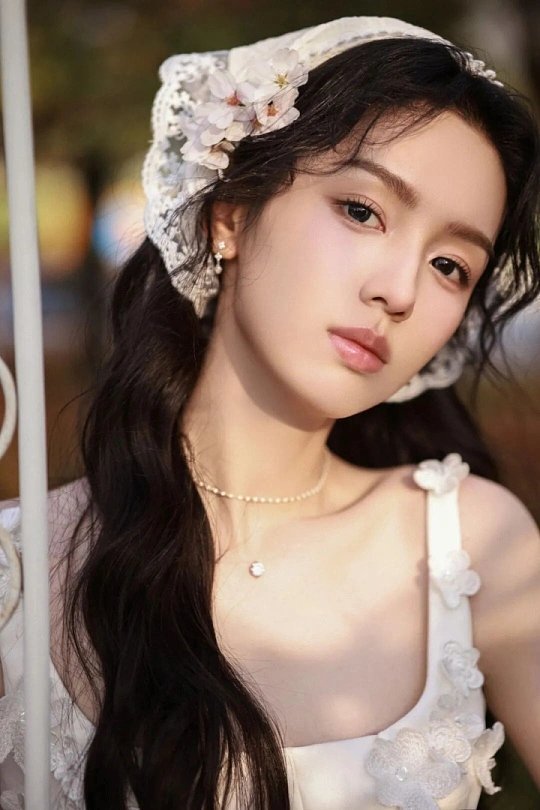 周也 千金大小姐周也的千金感从不是硬凹的人设，而是刻在骨子里的矜贵与从容——她穿