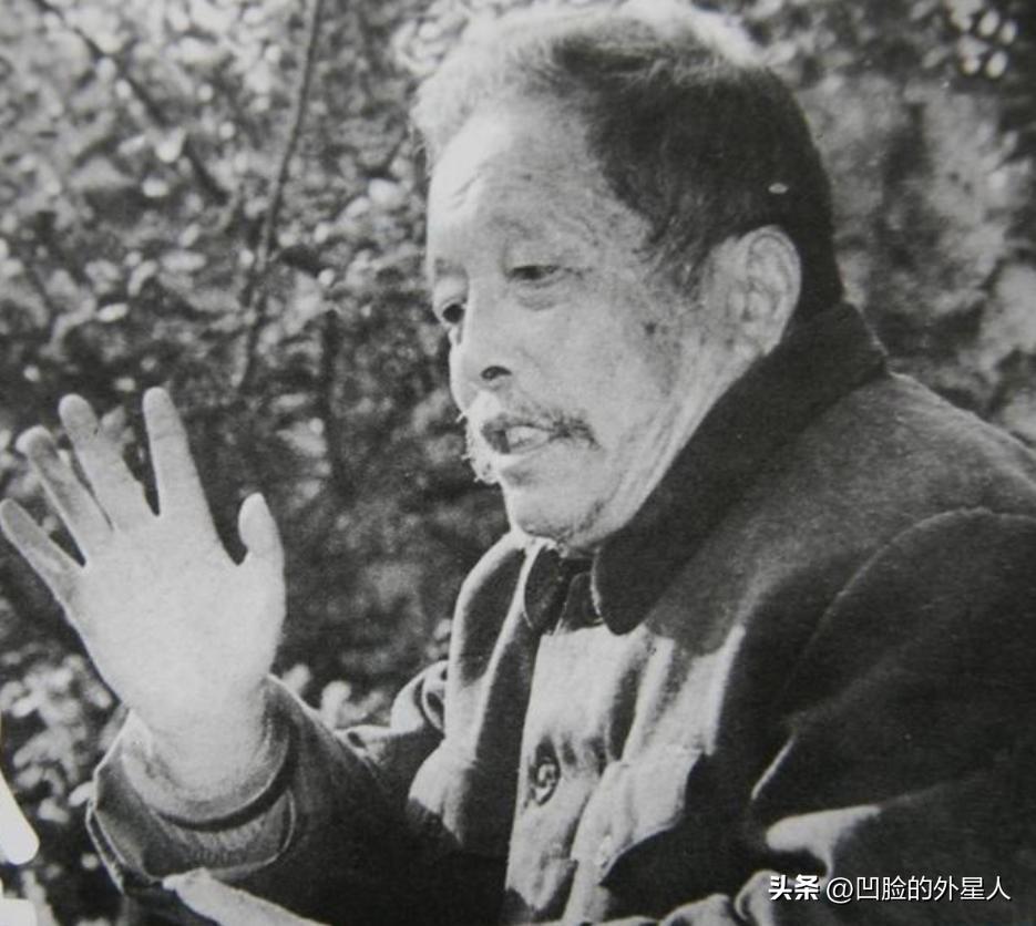 1955年，一个走江湖的男子故意让毒蛇咬自己的舌头，等蛇释放完毒素后，他一口咬下