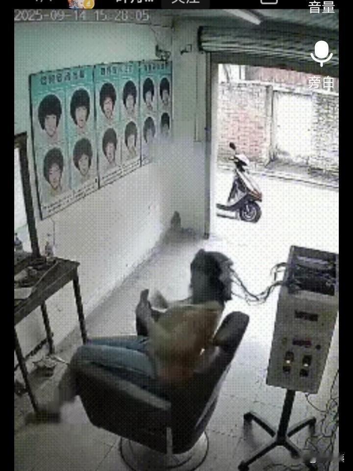 看后太让人触目惊心了，一个小小的烫发，竟然引起这么严重的后果！
看着一个简陋的房