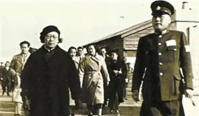 1938年春，国民党少将叶蓬求见陈诚谋个职务，陈诚接过名片见是“叶蓬”的名字，眉