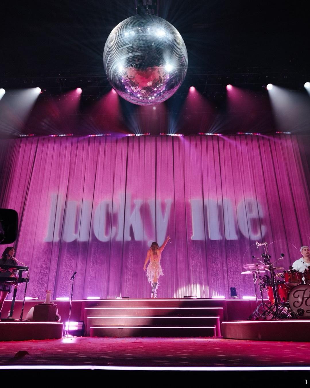 hilary duff希拉里达芙的the lucky me tour个人巡演图更