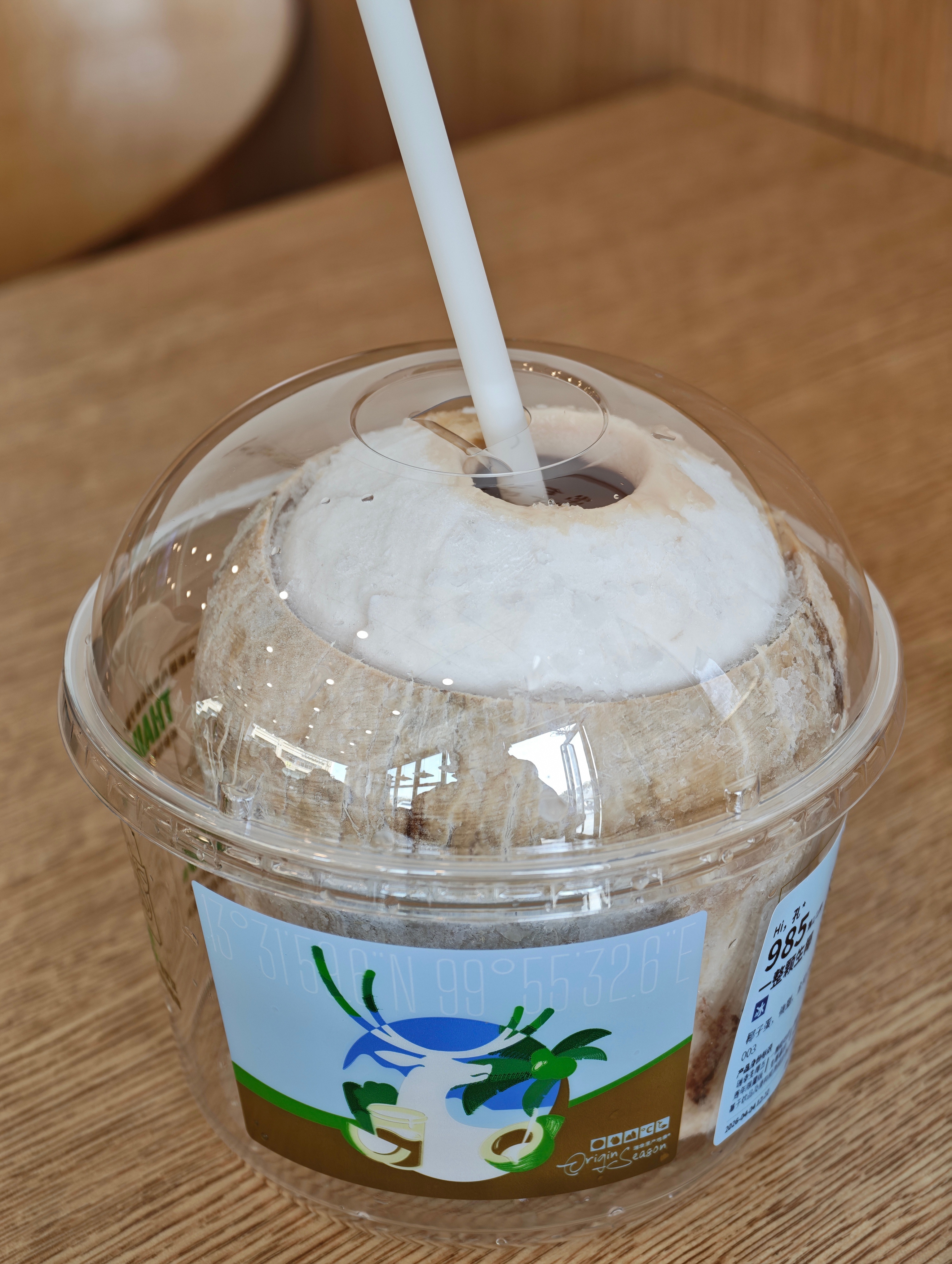 好神奇，其实就是椰子里面倒了一杯生椰拿铁，椰蓉可以吃 