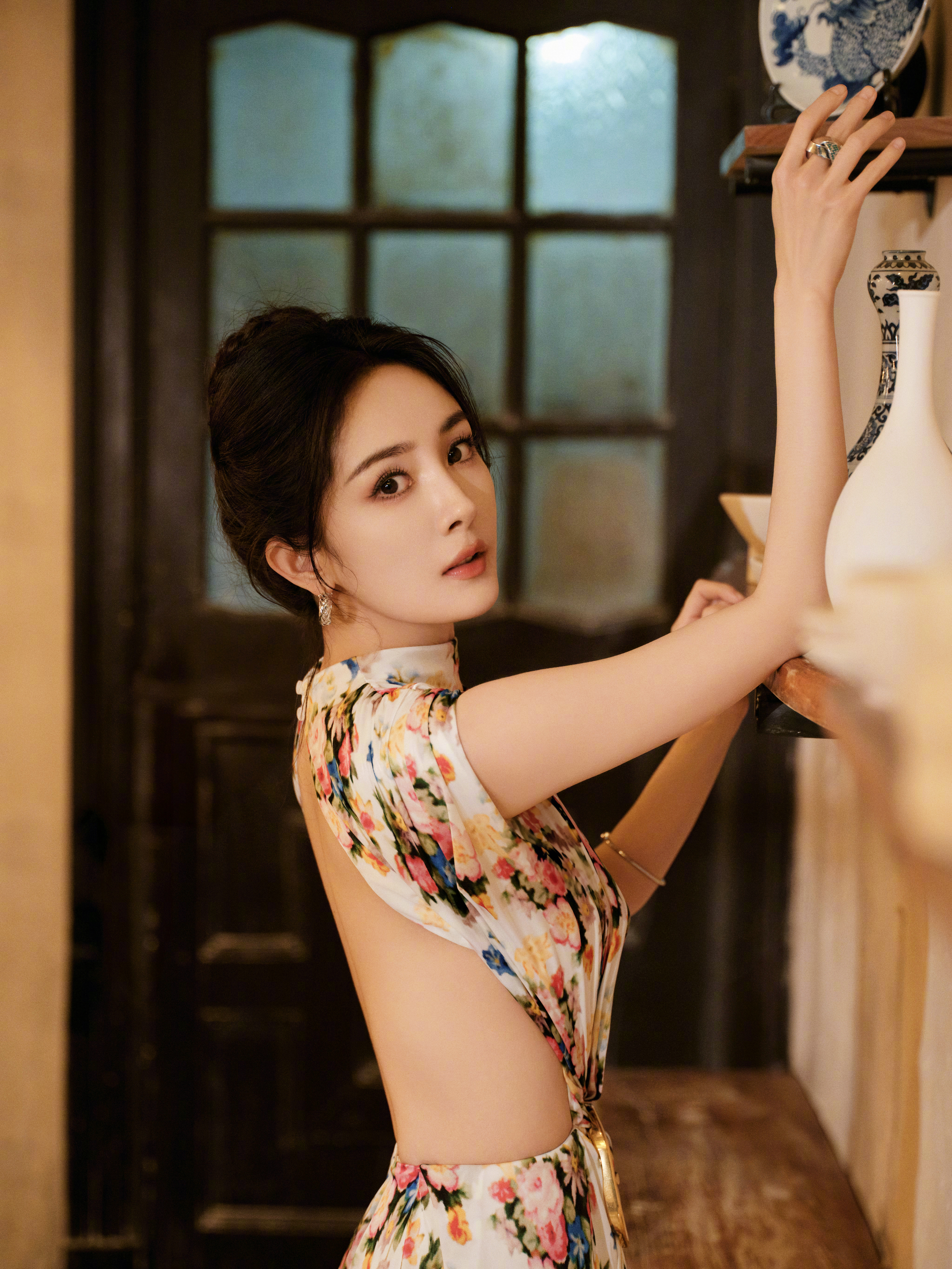 杨幂，85唯一拥有一番收视集均破2作品的女演员💐刘亦菲杨幂VOGUE百指 杨幂