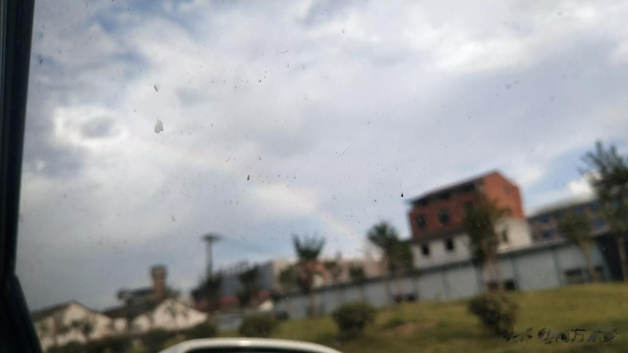 17:02分钟，义乌的天空奇迹般的出现了彩虹，你们有看到吗？#金华头条# #金华