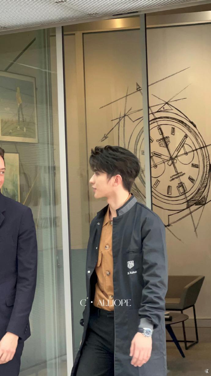 #蔡徐坤生图#帅是一种常态，蔡徐坤不同时期路人镜头下生图状态，一直都是360度无