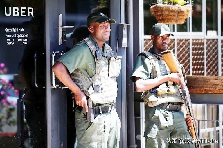 现在的南非社会动荡、社会治安混乱，保安也是全副武装，时刻准备着。