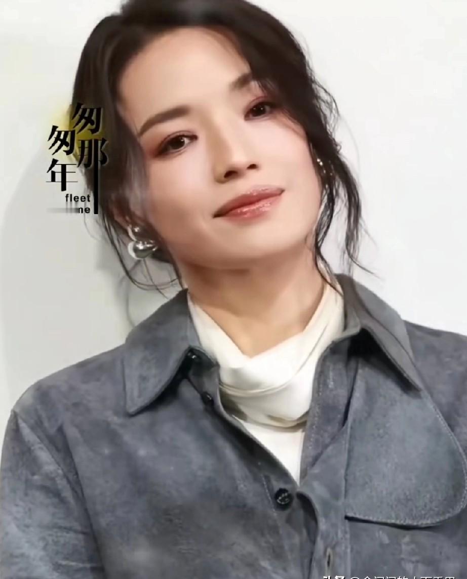 舒淇这女人，真不是一般演员能比的。
早年被说丑，现在却成了时尚icon。
她不靠