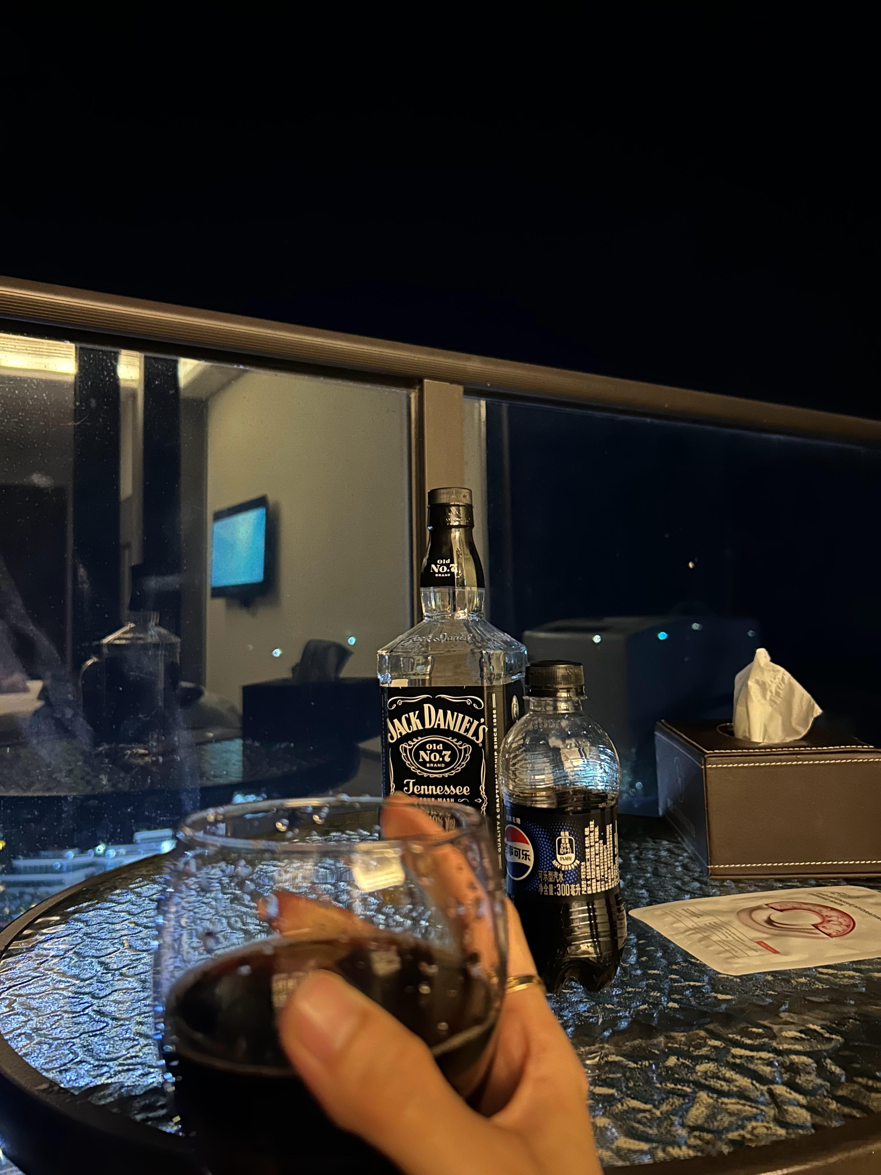 杰克丹尼是毕生最爱，不抽烟的我都觉得此刻听着海浪声一口酒配一口烟，幸福都能溢出心