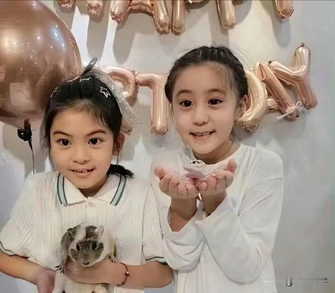 贾静雯和修杰楷的两个女儿咘咘和波妞的近照。咘咘今年10岁了，小时候眼睛大大很像妈