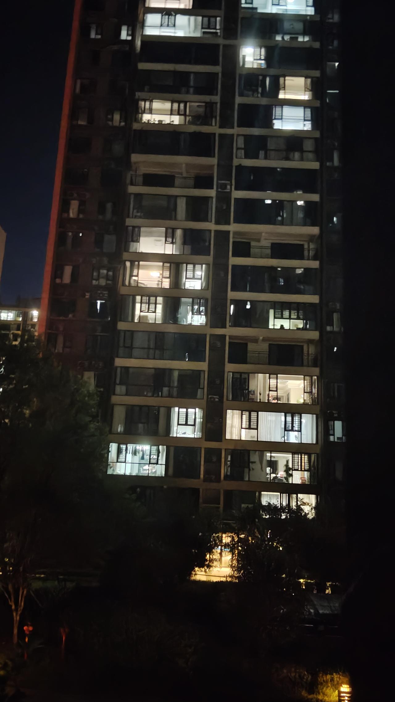 一大早，业主群有人发了一个人趴在草丛的图片，是一个从顶楼跳下来的业主，已经没有生
