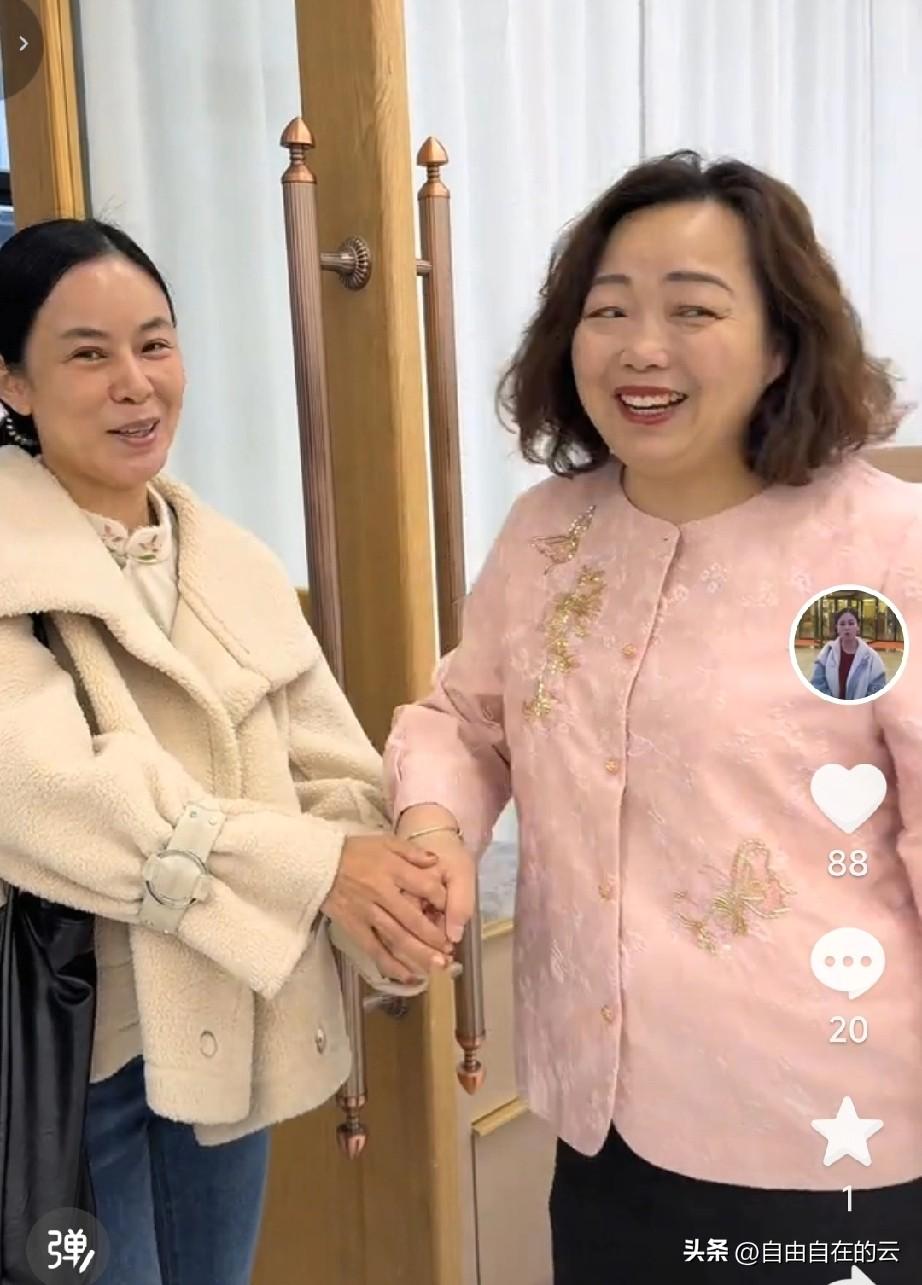 李林去杭州见了杨奶奶，开始进去的时候李林有点胆怯，杨奶奶一直鼓励她，杨奶奶说我的